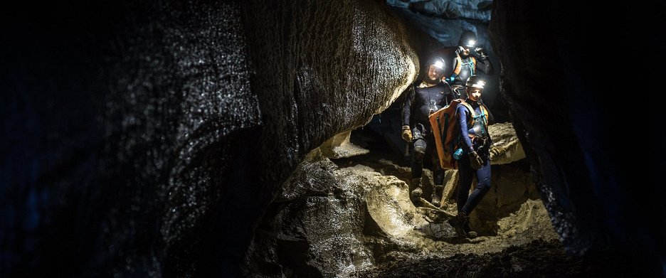 Cave
(2016)