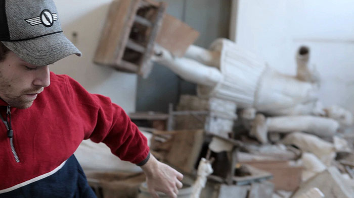 Chlapec pojídající ptačí zob
(2012)