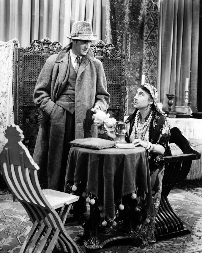 Pursuit to Algiers
(1945)