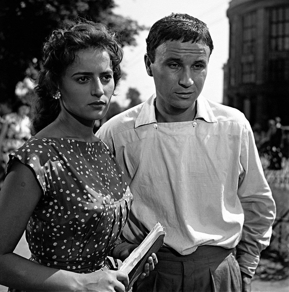 Šťastie príde v nedeľu
(1958)