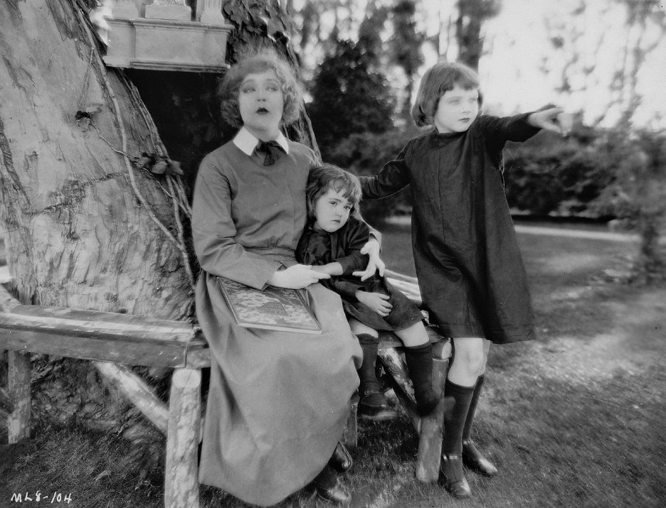 Svůdná kouzelnice
(1924)