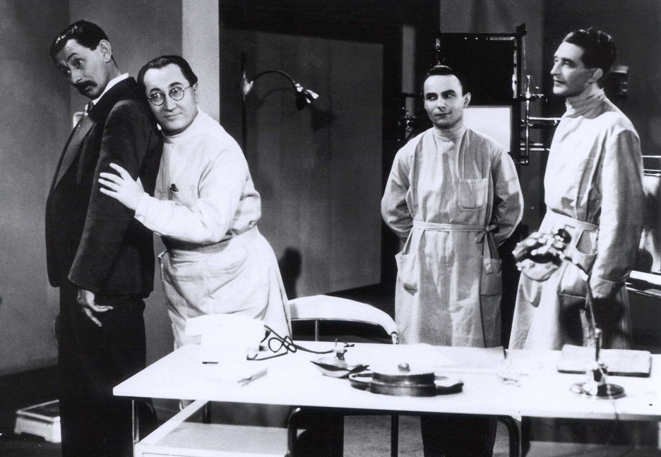 U pokladny stál…
(1939)