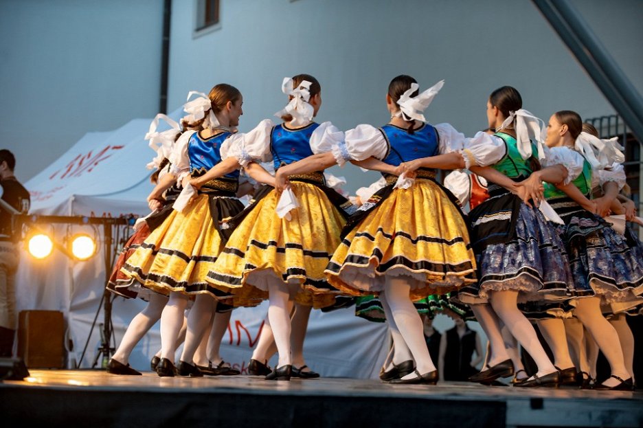 Tancem ke kořenům
(2024)